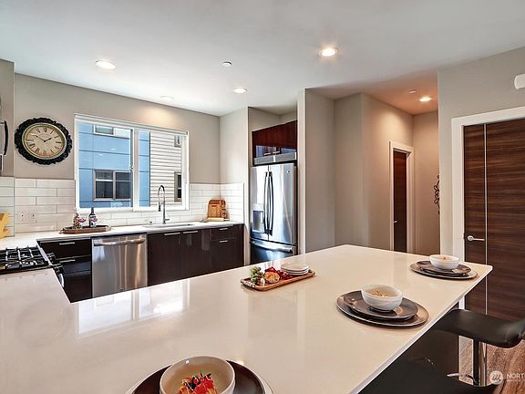 5th image of 518 Coho Walk SE