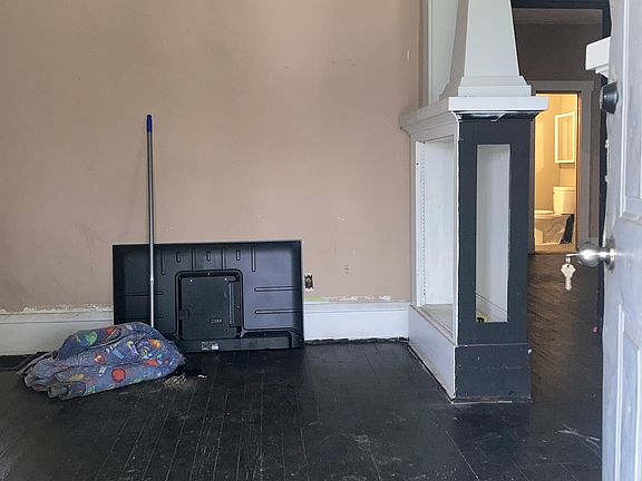 5th image of 1628 E Grand Ave