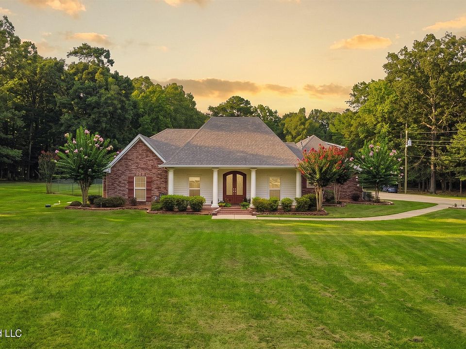1st image of 165 Cody Ln