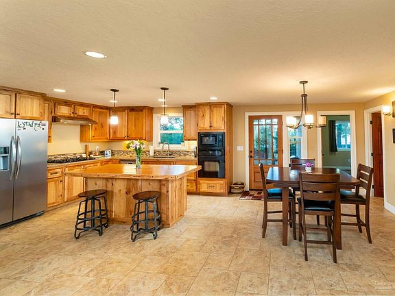 5th image of 1656 NE Northview Dr