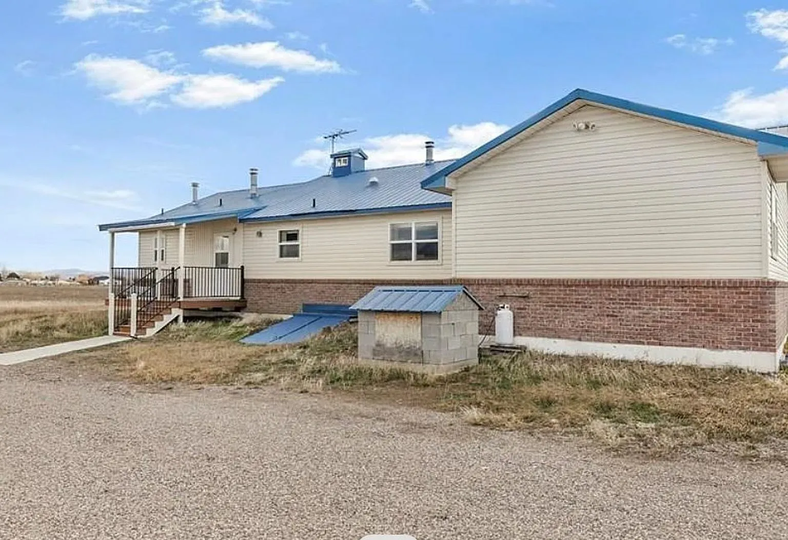 Beautiful 3 Bed 2 Bath Country Home With Large Greenhouse And 3 Car Shop Space — Photo 3