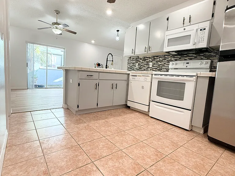 4414 Venice Dr — Photo 8