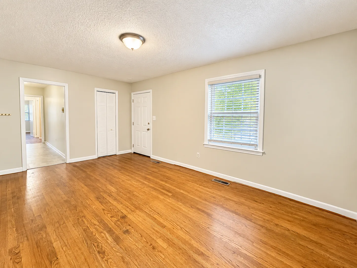 3 bed, 1.5 bath, 1275 sqft, $1,320 — Photo 2