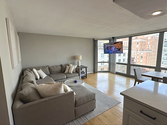 4th image of 21 W Goethe St APT 17F