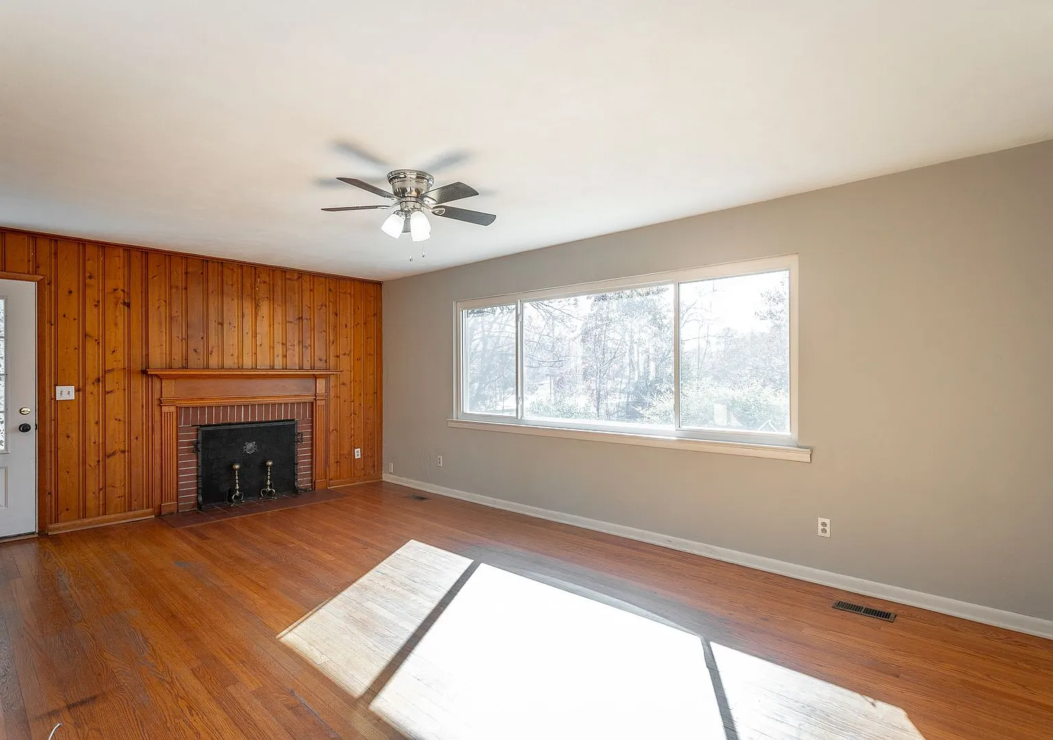 2 Bedroom 1.5 Bath Home in East Ridge — Photo 2