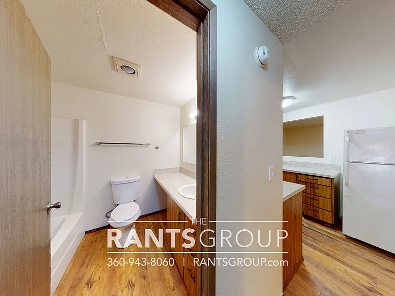 Lovely, wooded 2-bedroom apartment with a large private deck and in-unit washer & dryer! — Photo 38