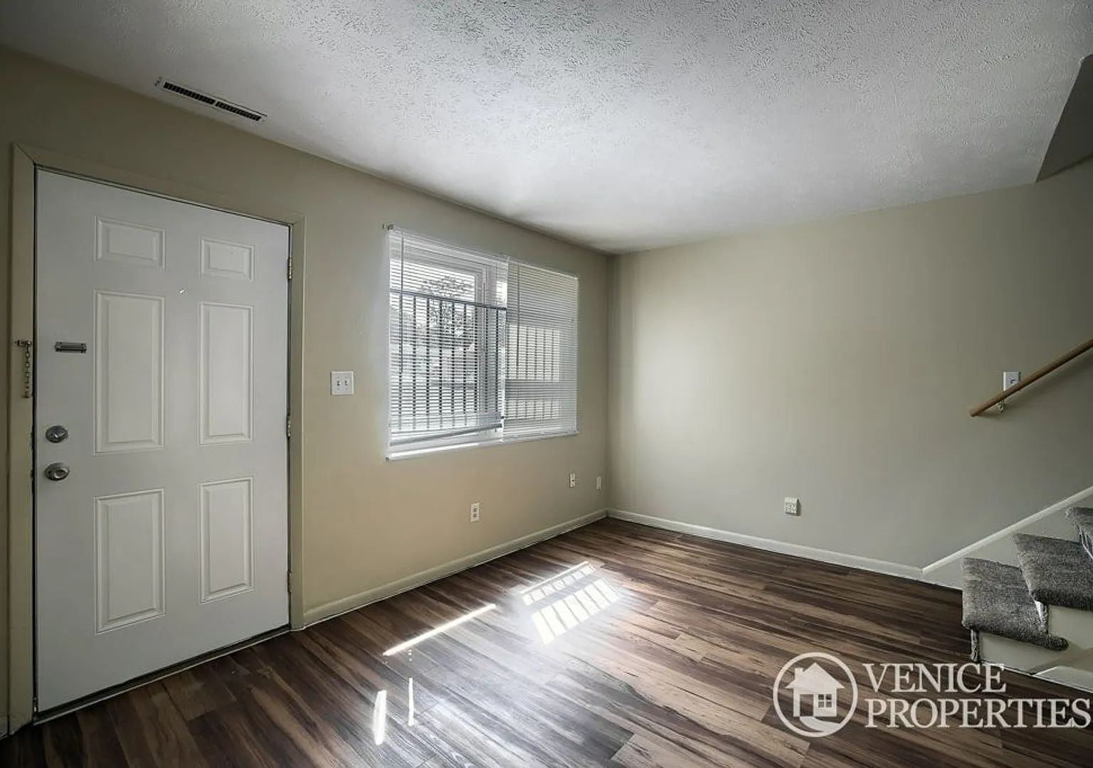 2 Bedroom On OSU Campus — Photo 3