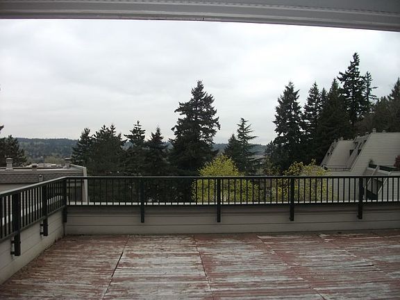 Huge deck with views of Redmond