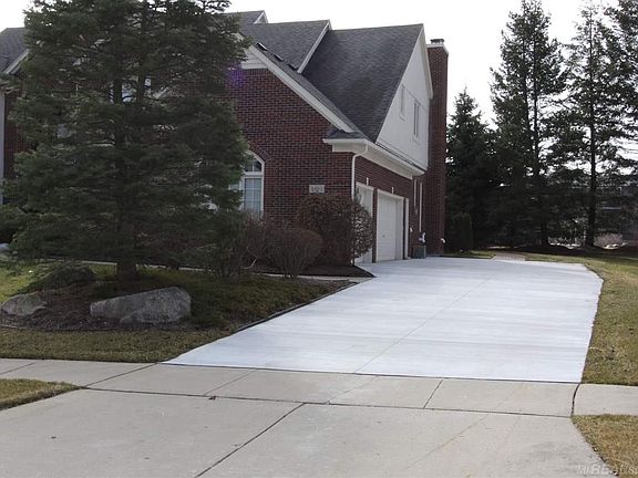 LEADING TO 3 CAR GARAGE 7 SERVICE DOOR