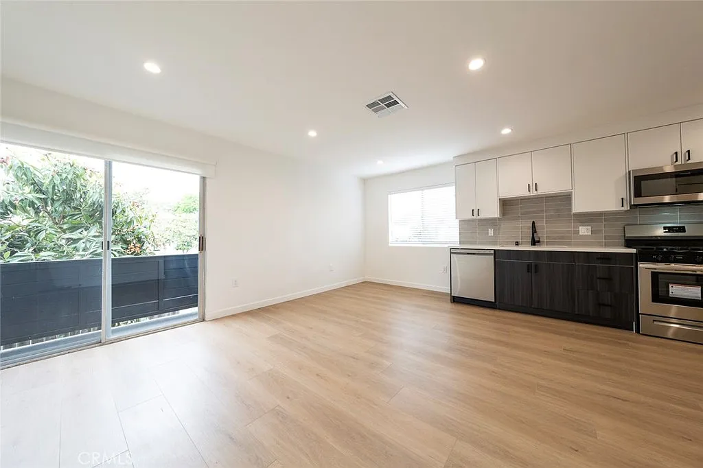 2 bed, 750 sqft, $2,979 — Photo 2