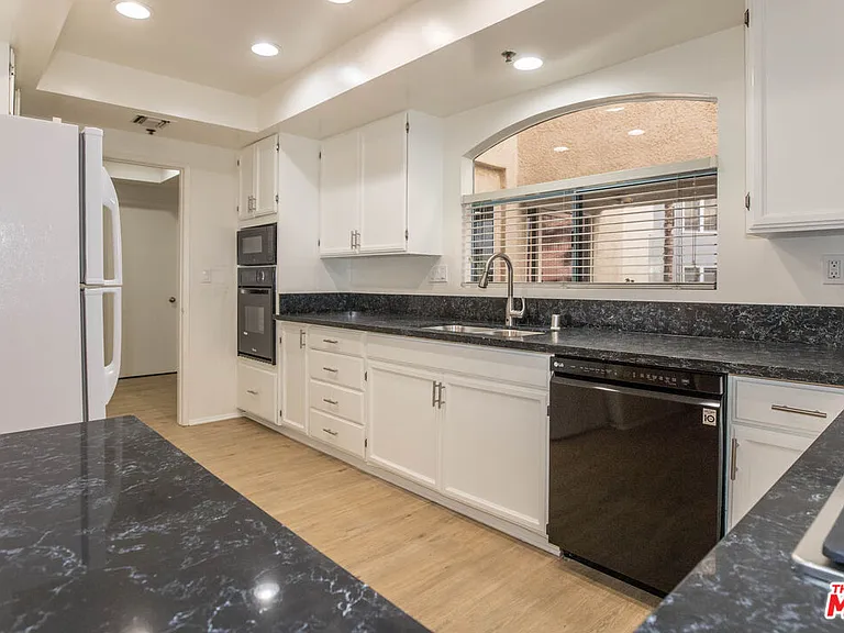 410 S Barrington Ave #205 — Photo 14