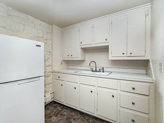 5th image of 1000 Center Ave #14