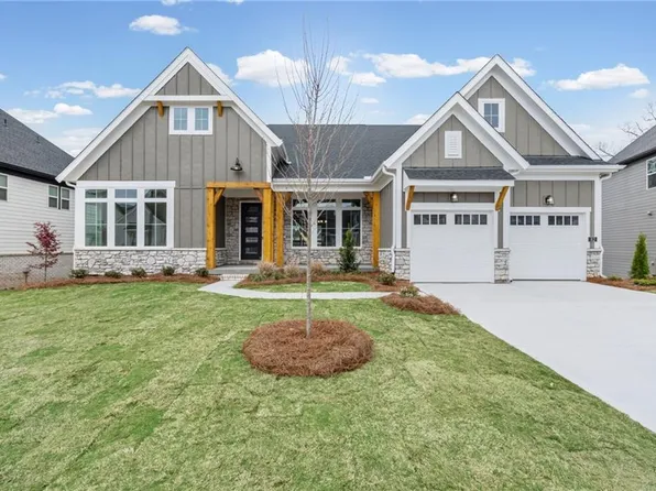 82 Clear Lake Pkwy, Hoschton, GA 30548