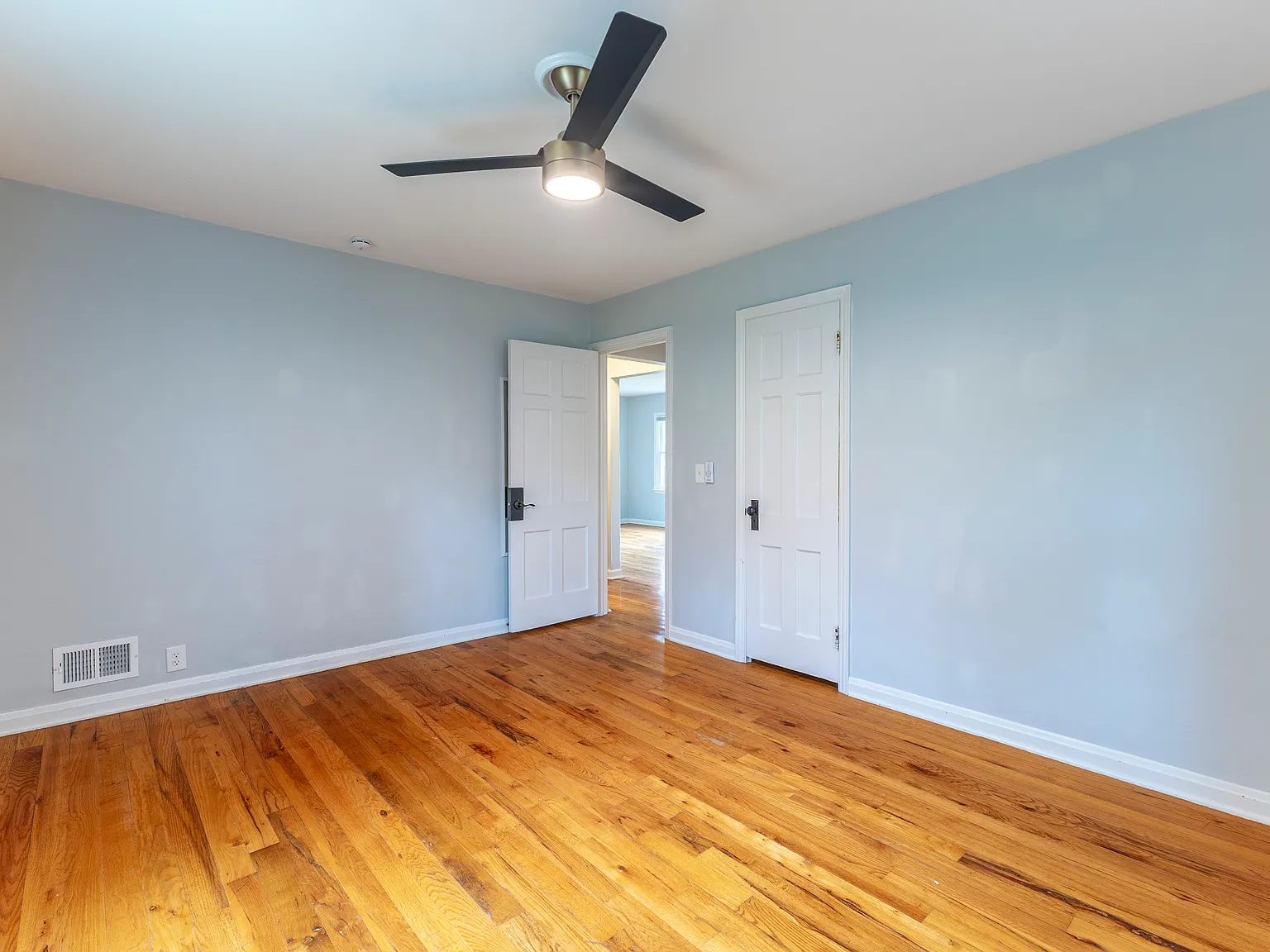 2 bed, 873 sqft, $2,200 — Photo 2