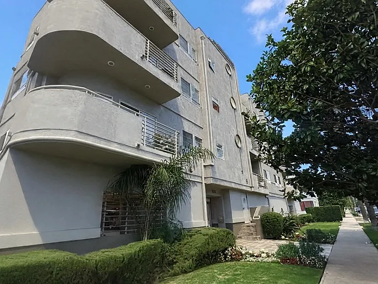 127-133 S Flores St #D2 — Photo 24
