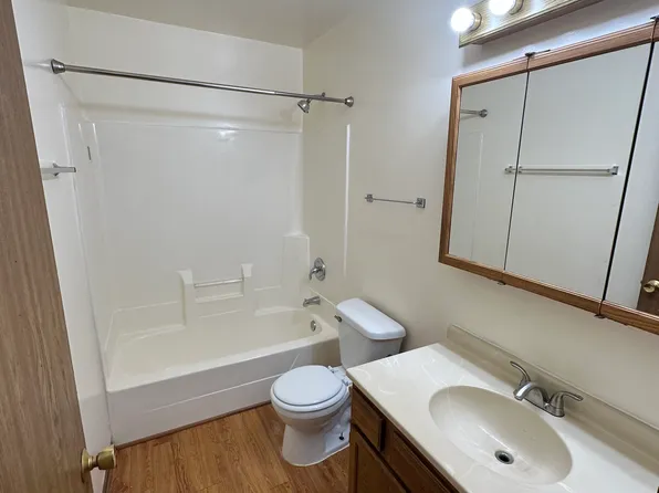 305 Pyott Rd APT 101, Lake In The Hills, IL 60156