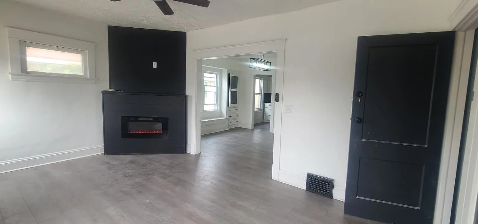 3 bed, 944 sqft, $1,300 — Photo 2