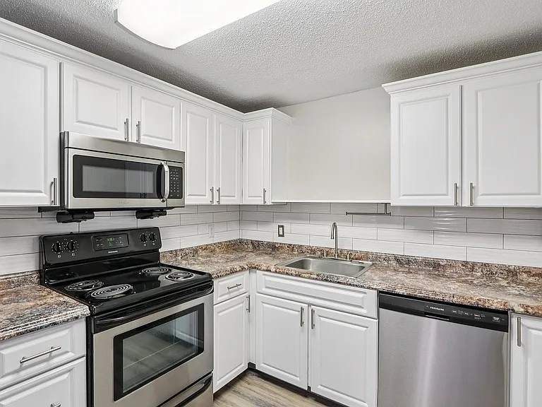 27-web-or-mls-135 Elm St 84-S0412-008