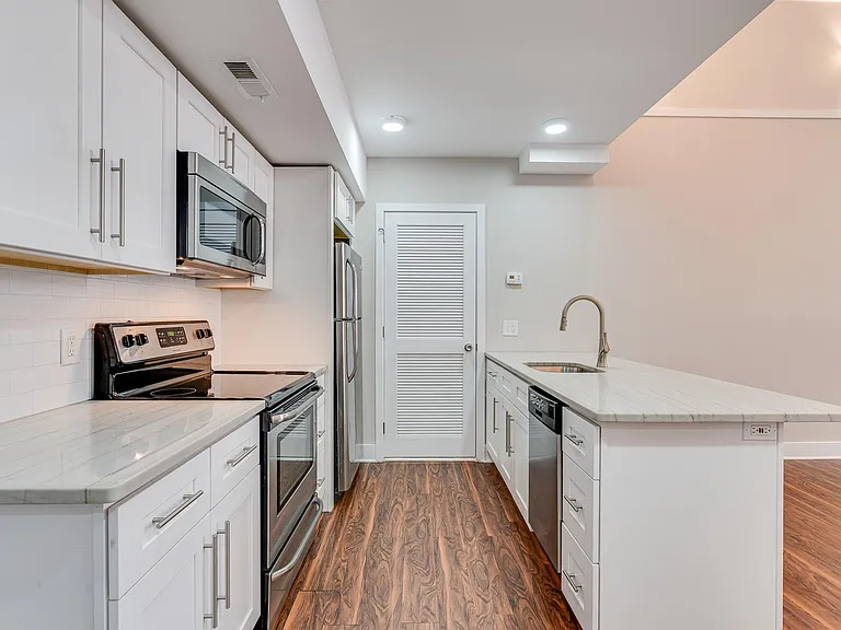 2001 Spring Garden St #303 — Photo 8