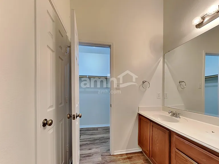 1041 Hidden Lake Dr — Photo 9