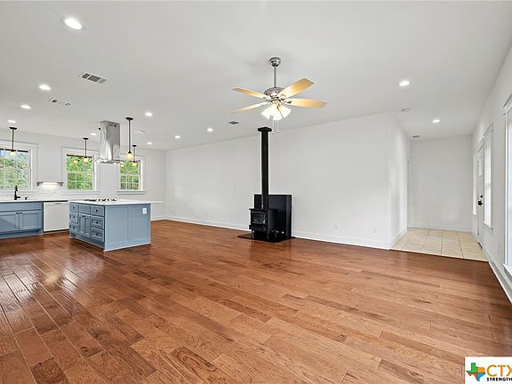 3rd image of 226 Pine Valley Dr