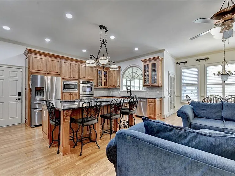 8910 Pinehurst Cv — Photo 30