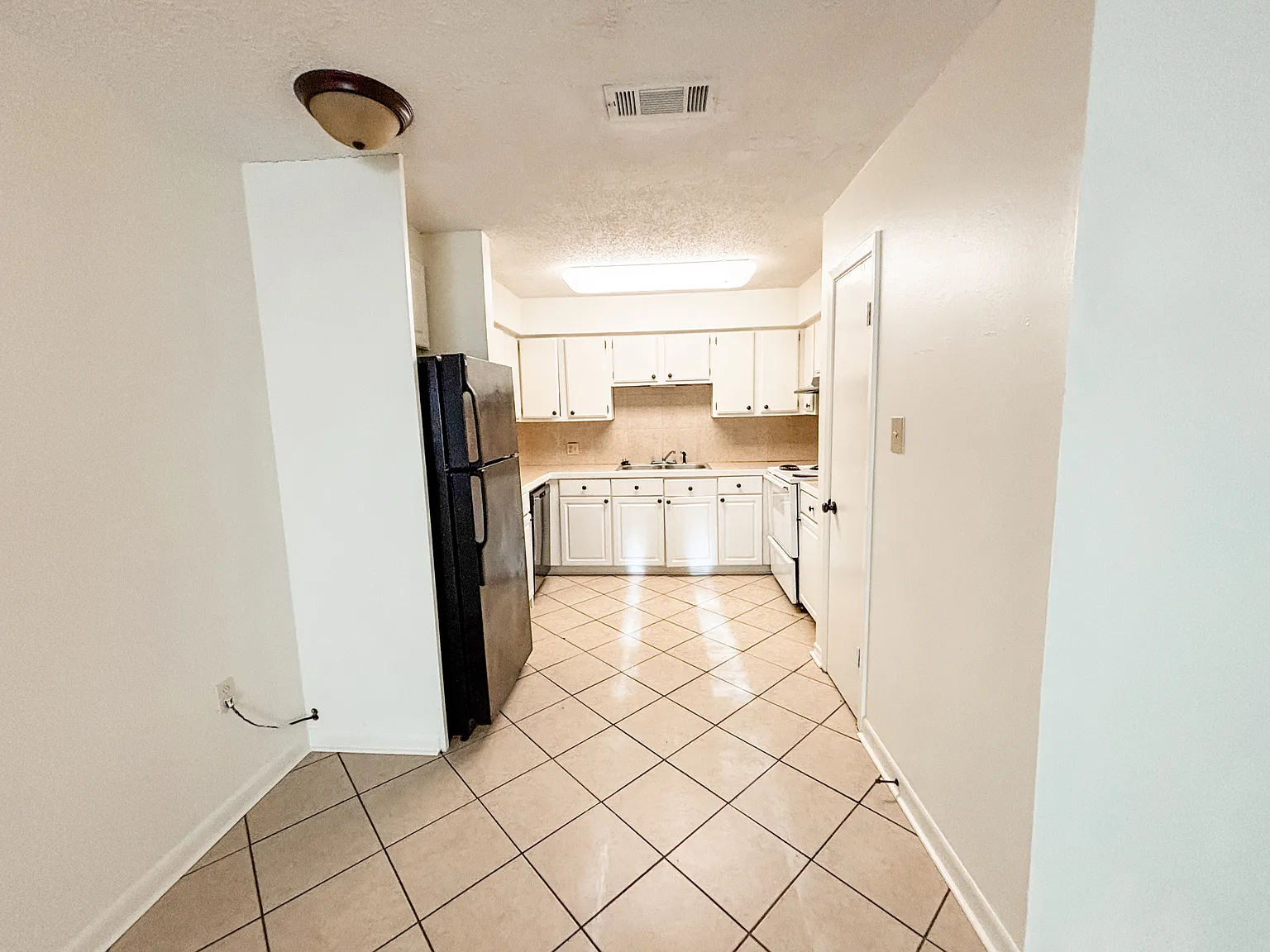 2 bed, 1000 sqft, $1,050 — Photo 2