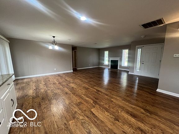 5th image of 945 Fox Hill Dr