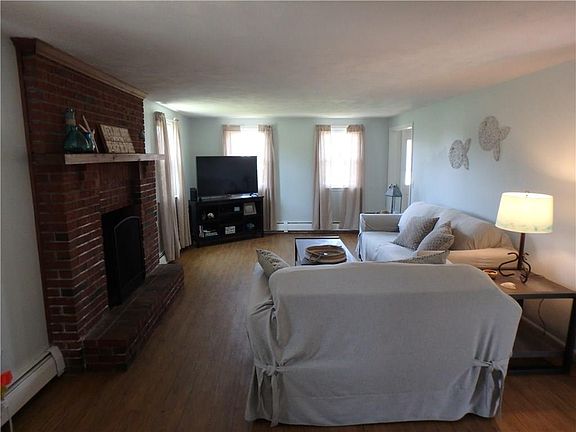 3rd image of 33 Melville Ln