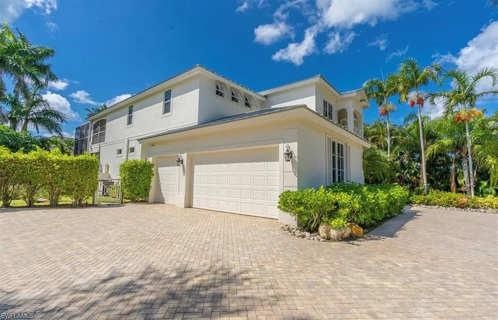 6 bed, 4.5 bath, 4776 sqft, $40,000 — Photo 3