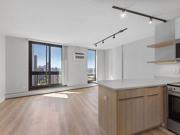 3rd image of 6166 N Sheridan Rd APT 26J