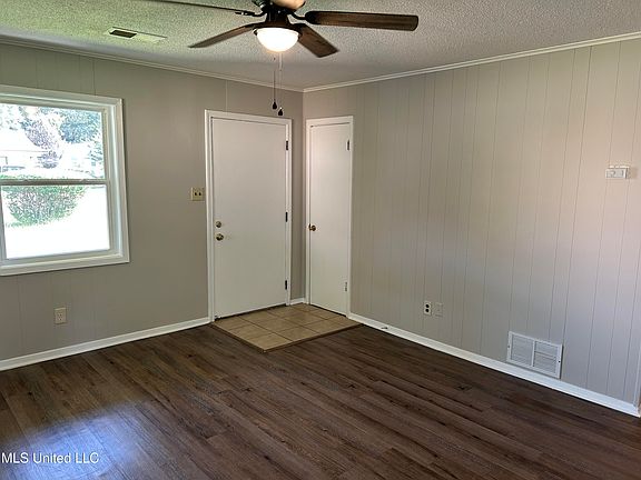 4th image of 106 Normandy Ave