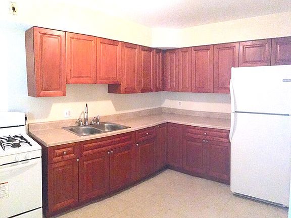 3rd image of 725 Dewey Ave #1S