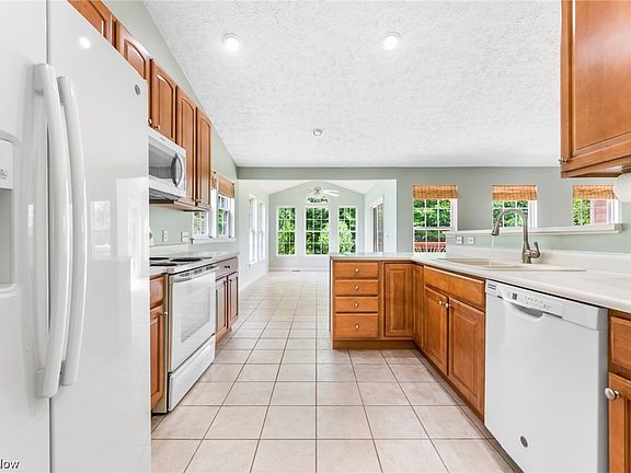 2nd image of 819 Willow Creek Dr