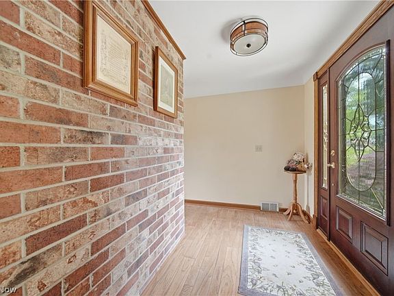 3rd image of 6118 Wiclif St NE