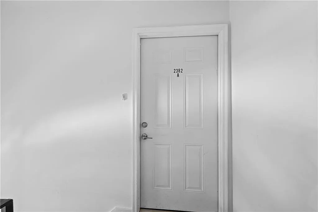 3 bed, 2.0 bath, 1300 sqft, $2,000 — Photo 2