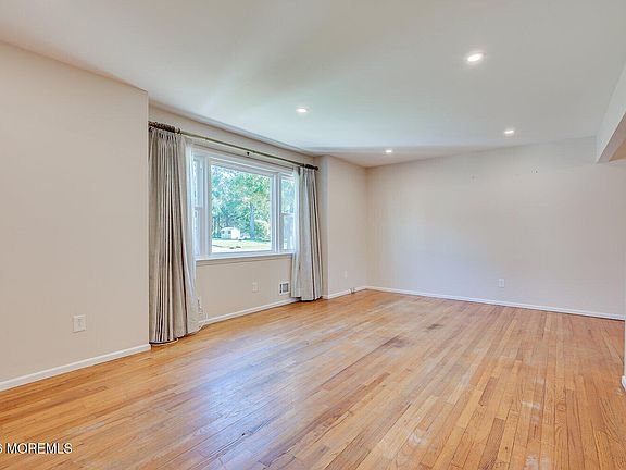 5th image of 825 Warwick Road