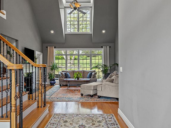 4th image of 569 Avawam Dr