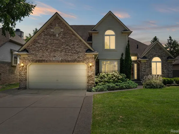 19550 Shorecrest Dr, Clinton Township, MI 48038
