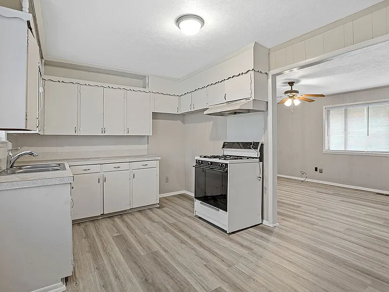303 W Davis St — Photo 5