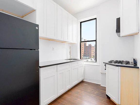3rd image of 694 Willoughby Ave #3