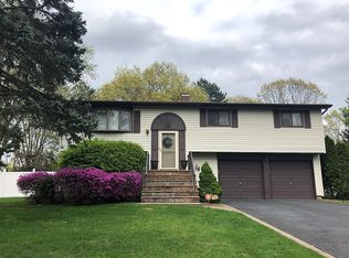 191 6th Ave, Holtsville, NY 11742
