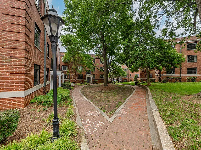 Cameron Court Apartments — Photo 34