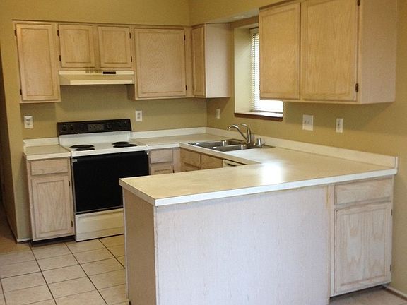 3rd image of 15778 Meadowood Ave
