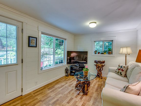 4th image of 9331 NE Midway Ave