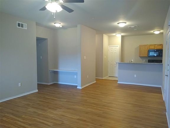 4th image of 510 E Hazelwood St Unit A