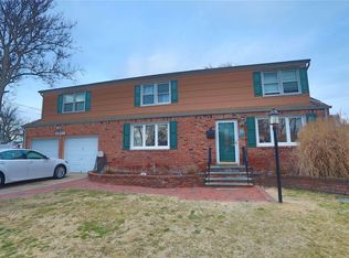 27 Mohawk Ave, Deer Park, NY 11729