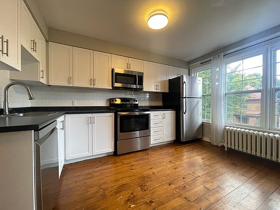 3rd image of 109 Spadina Ave #2