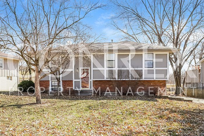 1st image of 312 NE Lakeview Dr