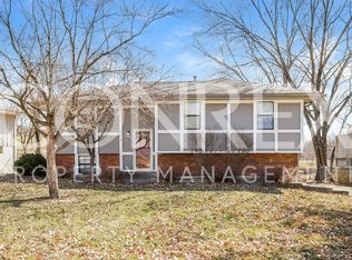 312 NE Lakeview Dr, Blue Springs, MO 64014